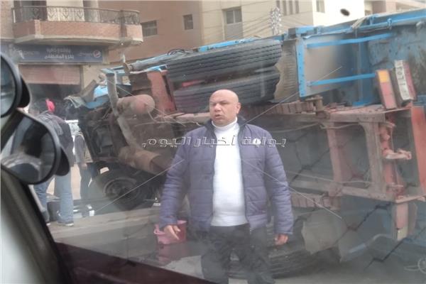 انقلاب سيارتين نقل بطنطا واصطدام أحدهما بأحد أعمدة الإنارة 