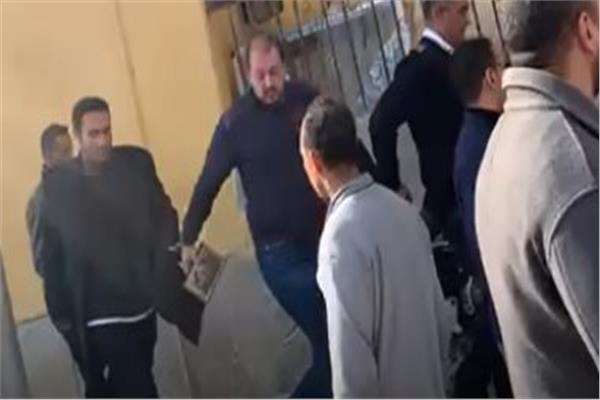 وصول المتهمين بانتحال صفة قضائية لمحكمة جنح الشيخ زايد