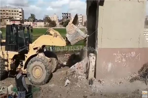 إزالة المنشآت المتعارضة مع مسار توسعات محور 26 يوليو بالجيزة