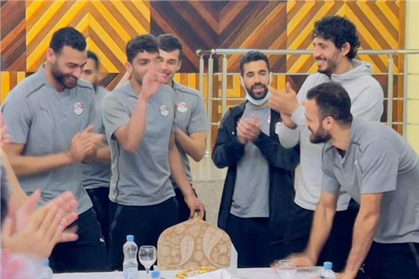 بعثة منتخب مصر تحتفل بعيد ميلاد أبو جبل 