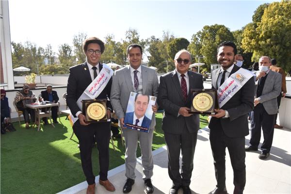 رئيس اتحاد طلاب جامعة أسيوط الأسبق يقدم هدية تذكاريةلرئيس الجامعة 