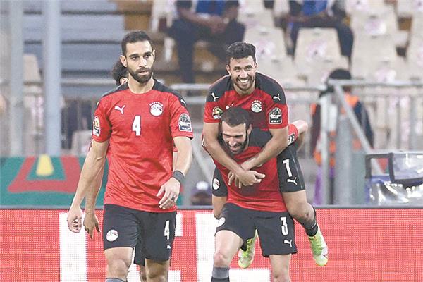 فرحة لاعبي المنتخب بعد الفوز على المغرب