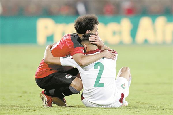 صلاح يواسى حكيمى بعد المباراة