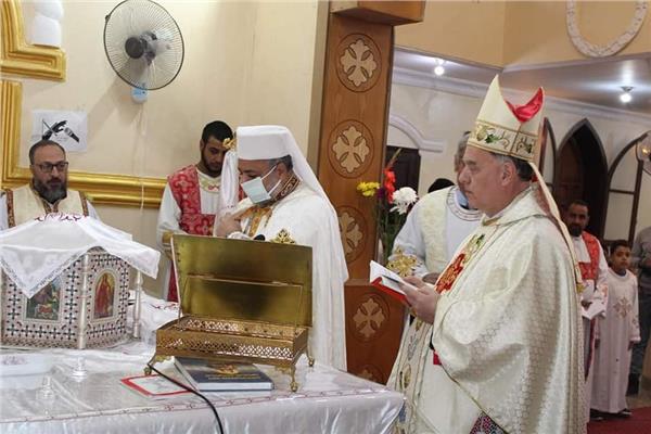 الأنبا عمانوئيل والسفير البابوي بمصر يختتمان الزيارة الرعوية بالإيبارشية