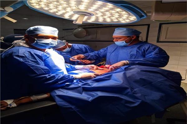 فريق طبي بقنا العام ينجح في إنقاذ حياة شاب هاجمه لصوص بنجع حمادي