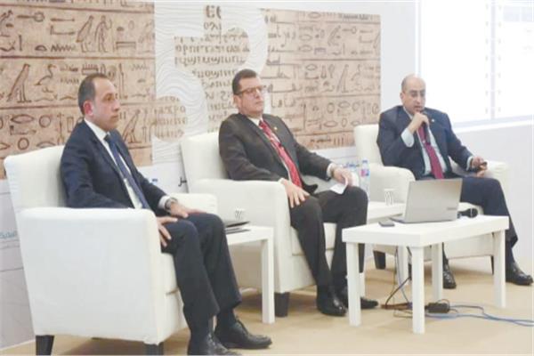 المشاركون فى ندوة الرقابة الإدارية بمعرض الكتاب