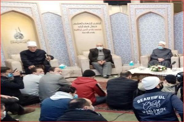 الدكتور محمد مهنا أستاذ الشريعة والقانون
