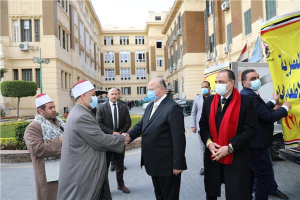 محافظ القاهرة ونائب محافظ الجيزة يستقبلان سيارات لحوم صكوك الإطعام   