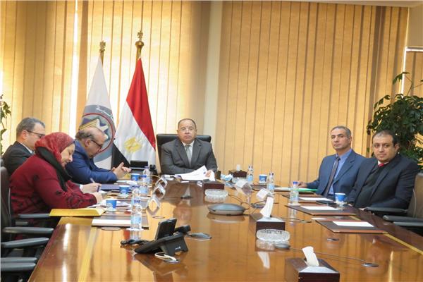 وزير المالية خلال الاجتماع 