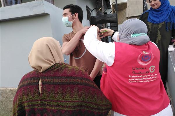 حملة طرق الأبواب بالدقهلية لتطعيم المواطنين ضد فيروس كورونا  تجوب 14 قرية بمركز دكرنس 