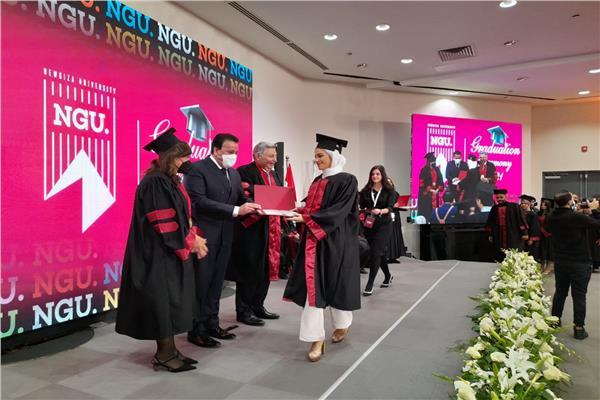 وزير التعليم العالي يشهد حفل تخرج طلاب كليتي طب الفم والأسنان والتجارة وإدارة الأعمال جامعة نيو جيزة