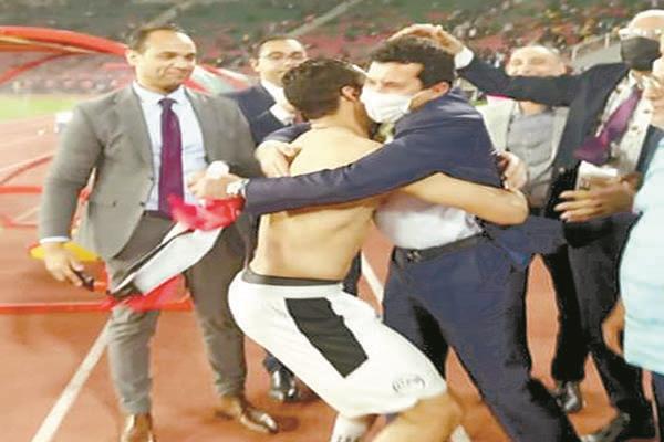فرحة الوزير على أرضية الملعب مع المنتخب الوطنى