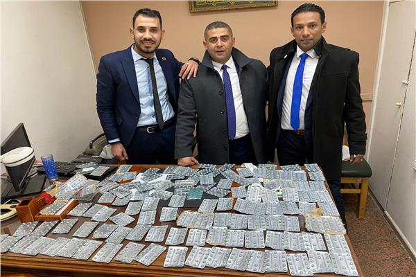 جمارك مطار القاهرة  تضبط  تهريب عدد من الأقراص المخدرة 