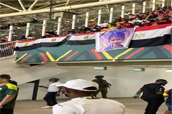 جماهير مصر ترفع صورة الطفل المغربي ريان في نهائي أمم إفريقيا 