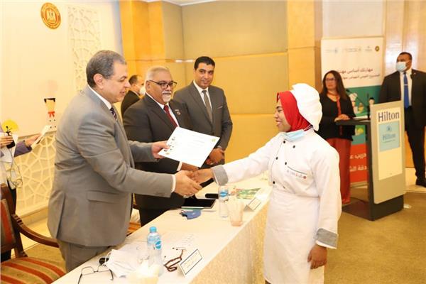 تكريم القوى العاملة للمتدربين 