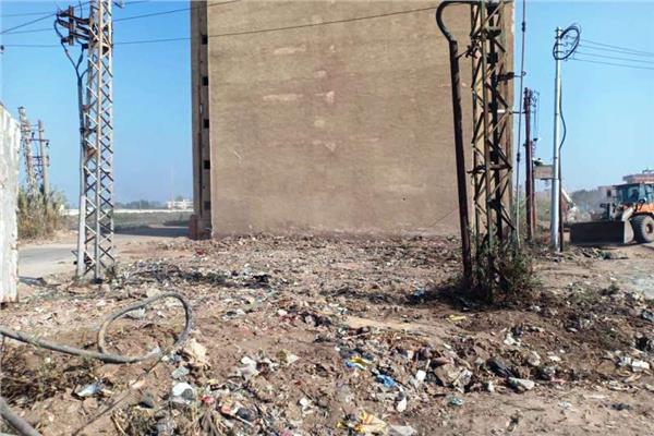 رفع ناتج تطهير الترع والمخلفات من على جانبي الطرق بالشرقية