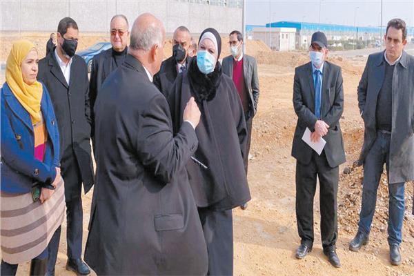 وزيرة التجارة والصناعة خلال جولة بأحد المشروعات الصناعية