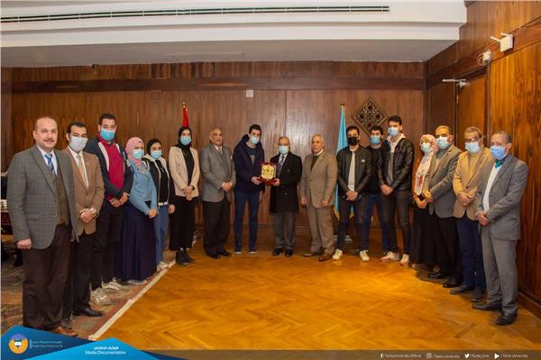 رئيس جامعة طنطا يكرم العباقرة