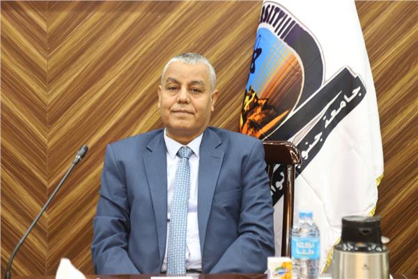 الدكتور يوسف غرباوى رئيس جامعة جنوب الوادى