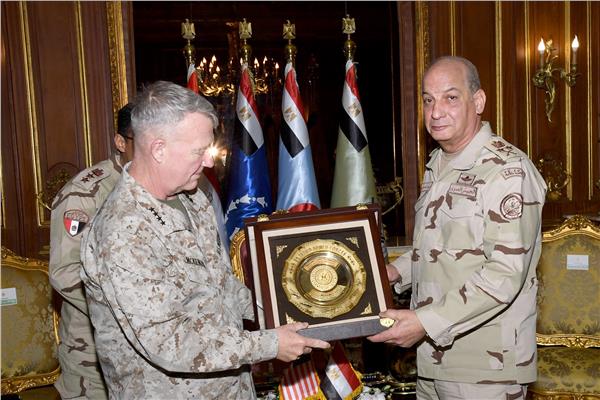 وزير الدفاع والإنتاج الحربى يكرم قائد القيادة المركزية الأمريكية