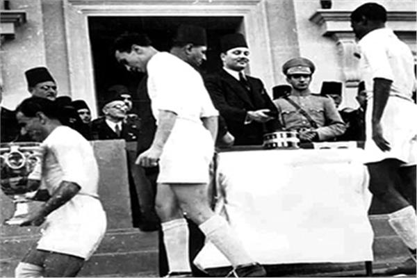 الملك فاروق يسلم كابتن فريق الترام كأس الملك