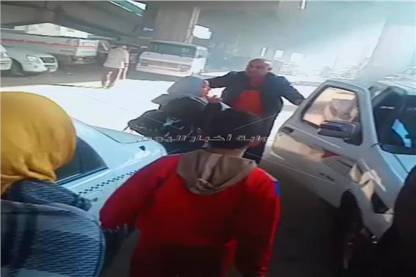 المهندس محمود حسين أثناء توصيله المواطنه وابنها الرضيع إلى مستشفى قصر العيني
