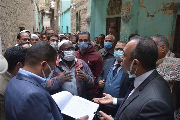 نائب محافظ المنيا يتفقد عددًا من حالات البناء المخالف والتعديات بقرية البرجاية