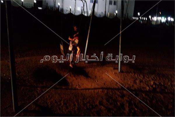 الفتاة بداخل حديقة المنزل 