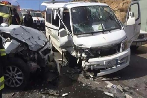 إصابة  3اشخاص في تصادم بطريق بالشرقية 