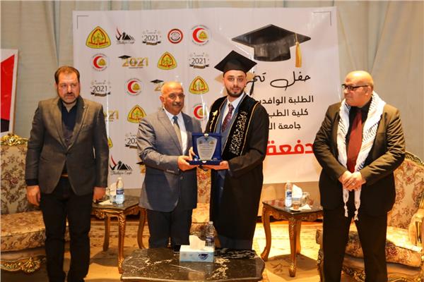  تكريم طلاب كلية الطب الوافدين للجامعة
