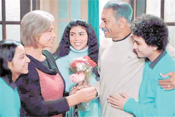 سيد رجب وسوسن بدر في مشهد من مسلسل «أبو العروسة»