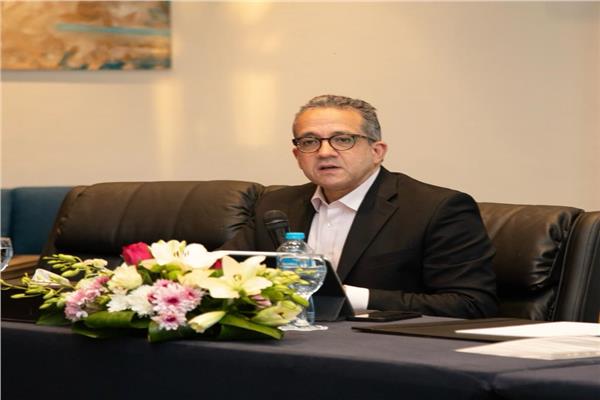  وزير السياحة والآثار