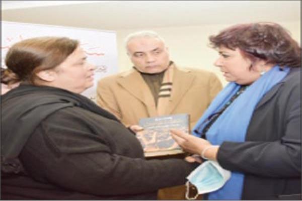 وزيرة الثقافة مع الزميلة أمانى ضرغام 