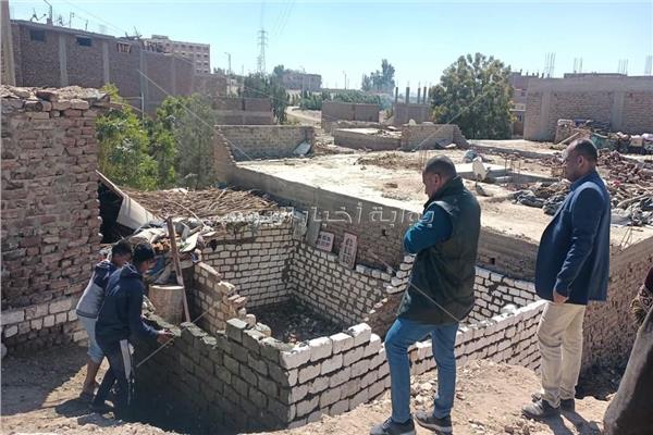 إيقاف أعمال بناء مخالف وإزالة فورية لحالة بناء عشوائي في قنا 