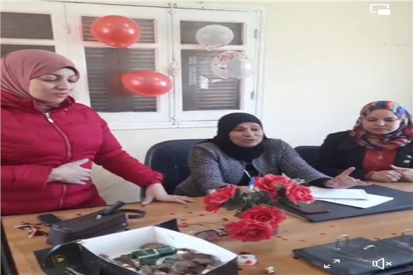 في عيد الحب.. شيكولاتة ودباديب وبلالين لتوديع واستقبال رئيستي قرية بقنا