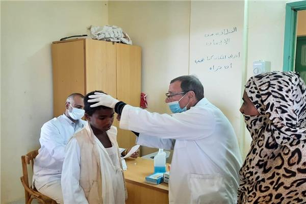 ضمن مبادرة حياة كريمة.. الكشف علي ٢٩٢ مواطن بقافلة طبية  بحلايب و