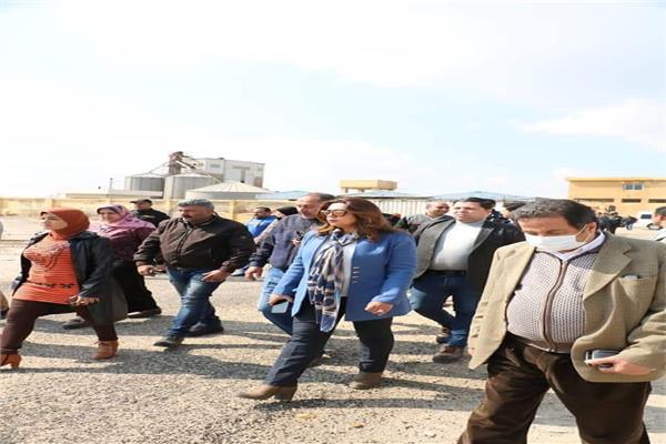 محافظ دمياط خلال متابعة تنفيذ مشروع صرف صحي الإسكان القومى 
