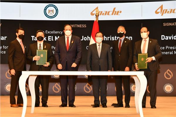وزير البترول خلال توقيع الاتفاقية 