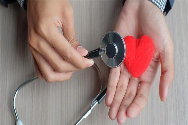  القلب يشعربعدم انتظام ضرباته عندما يقع في الحب