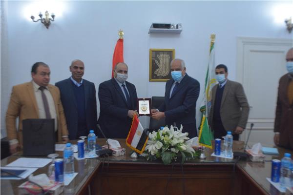  إهداء درع النقابة لمحافظ الجيزة لجهوده في تحسين بيئة العمل وتوفير سبل الدعم للقطاع الطبي