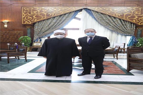 الإمام الأكبر والسفير البريطاني