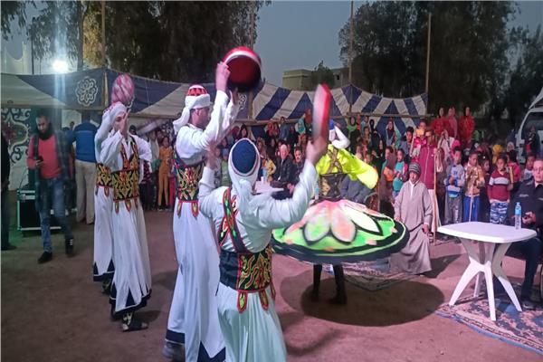 تفاعل أهالي عرب العطيات مع فعاليات المسرح المتنقل بأبنوب أسيوط 