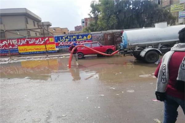 رفع مياه الأمطار من طرق مدينة شبين القناطر بالقليوبية