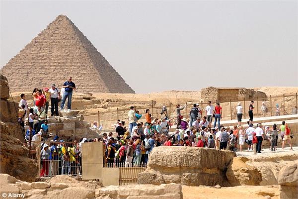 إقبال كثيف على منطقة الأهرامات