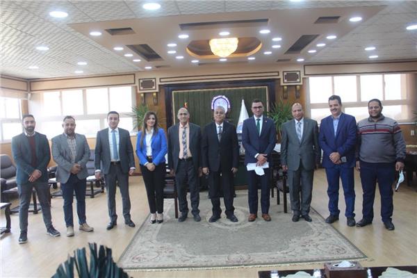 رئيس جامعة جنوب الوادي يستقبل وفد مؤسسة صناع الخير