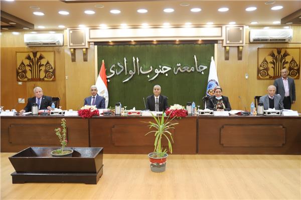  برئاسة رئيس جامعة جنوب الوادي    انعقاد لجنة اختيار عميد كلية اثار قنا