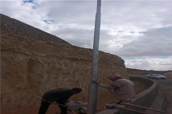 بدء تركيب أعمدة الإنارة بمحور الكفراوي بالبساتين 