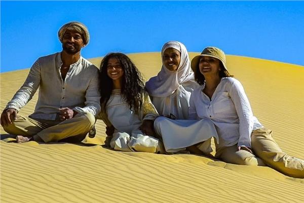 عمرو سعد خلال تصوير الفيلم بمنطقة صحراء سيوة