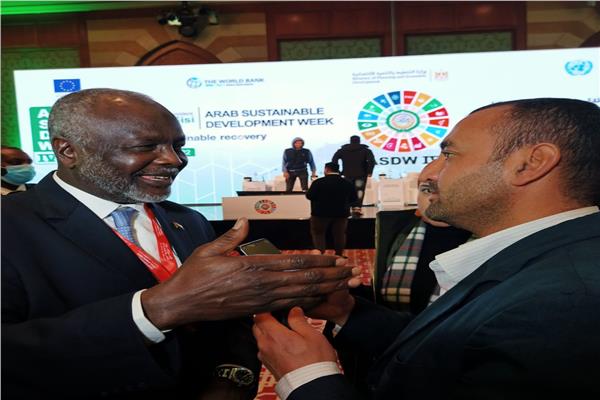 وزير المالية السوداني مع محرر بوابة أخبار اليوم