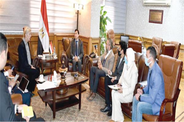  د. أشرف صبحى خلال لقائه وفد صندوق الأمم المتحدة للسكان